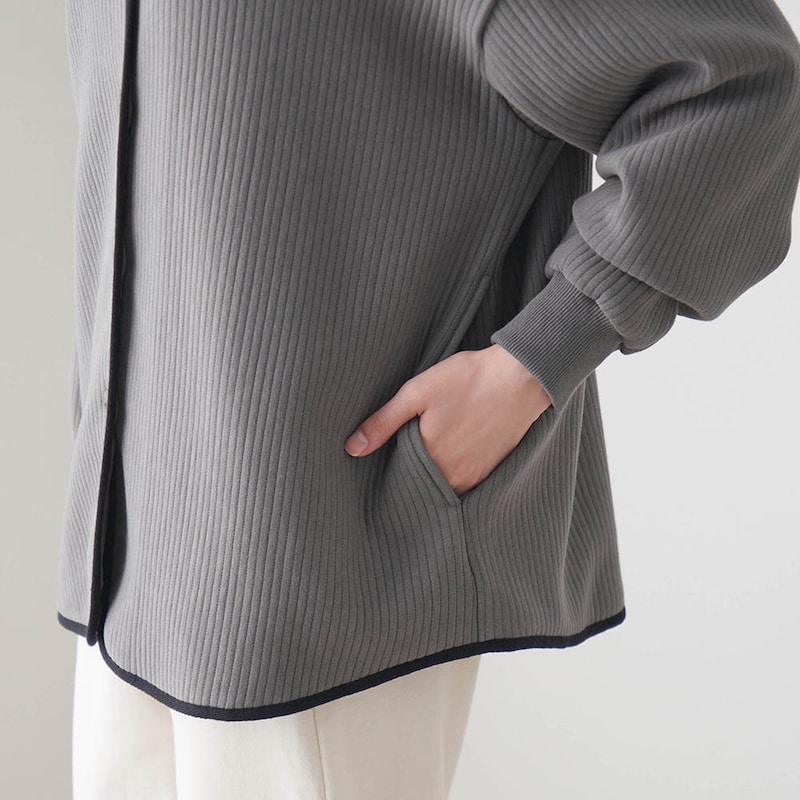 スマホなどをさっと入れられる便利な両サイドポケット付き