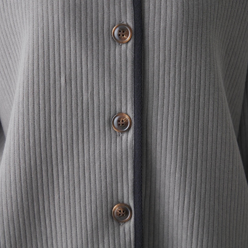 細めのキルティングやボタンなど細部にもこだわりがつまったデザイン