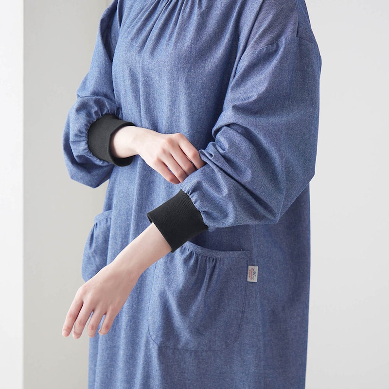 袖口リブ仕様で腕まくりしやすいから洗い物のときにも便利