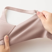 切りっぱなし素材で背中の段差が気にならず着る洋服を選ばない