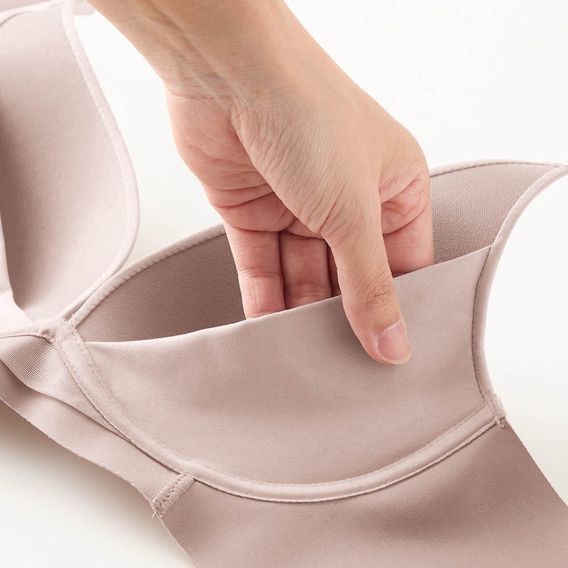 カップ内側のリフトパネルでバストを持ち上げ美胸をメイク