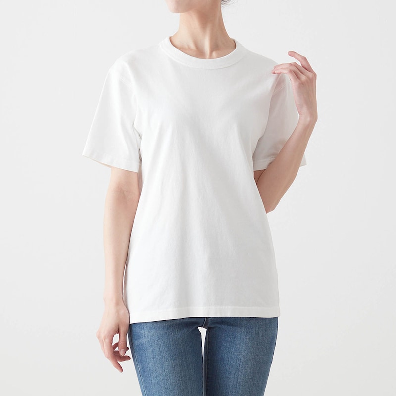 シンプルなデザインでトップスにひびきにくい