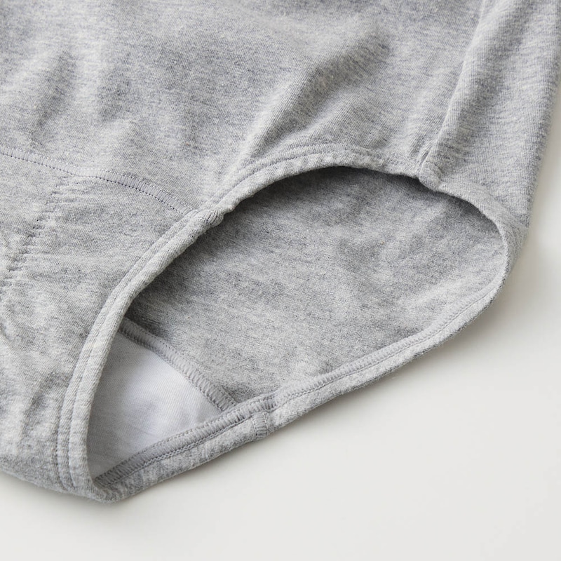 ウエストと脚口は薄いゴムを使用し締めつけを軽減