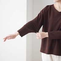 伸縮性のある素材で締めつけずに身体にフィット