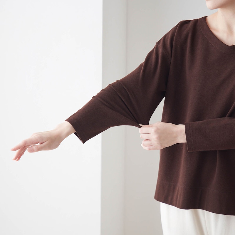 伸縮性のある素材で締めつけずに身体にフィット