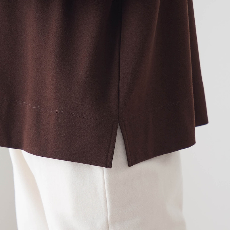 サイドスリット入りでパンツにもスカートにも合わせやすい