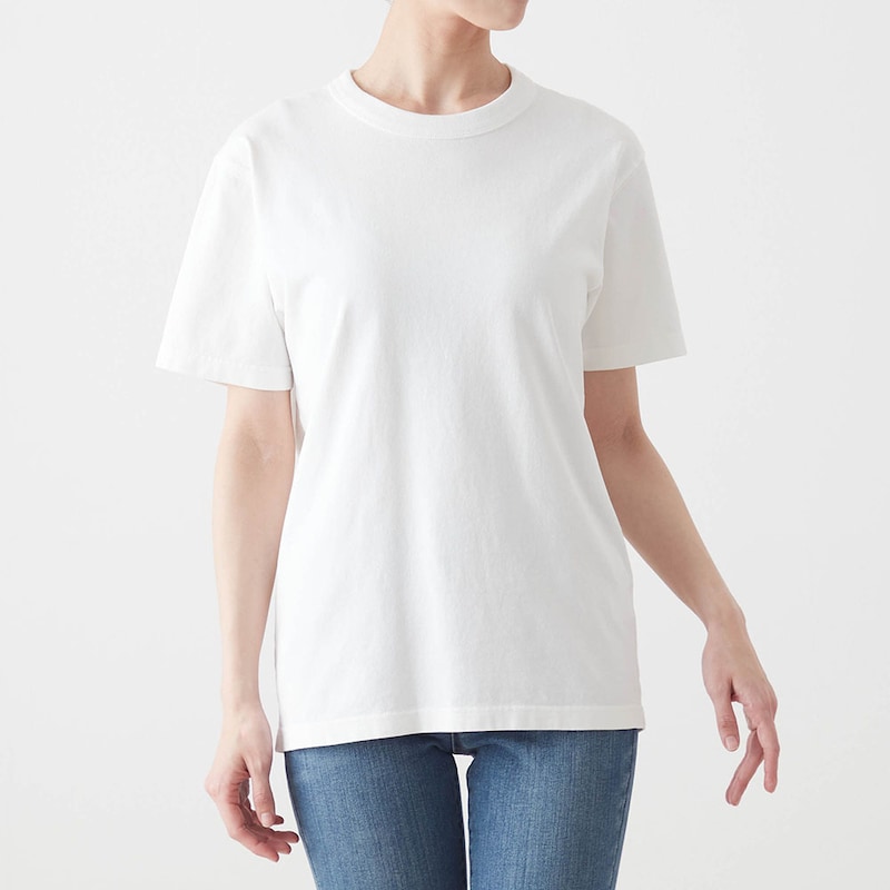 つるんとしたモールドカップに、ダーツレスでトップスにひびきにくい