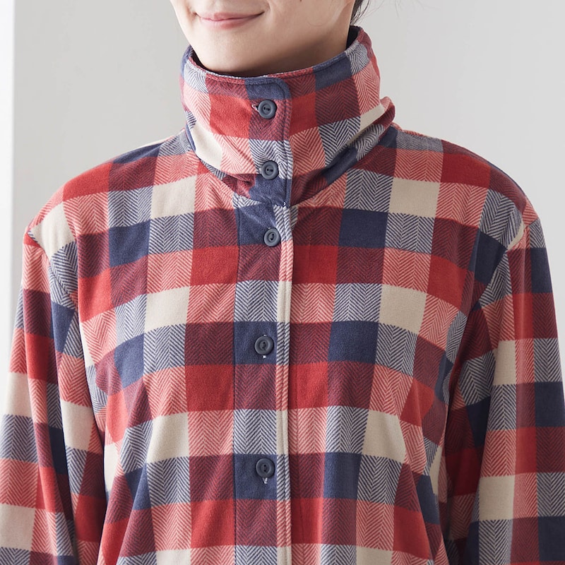 襟を立てることで首元までしっかりカバー