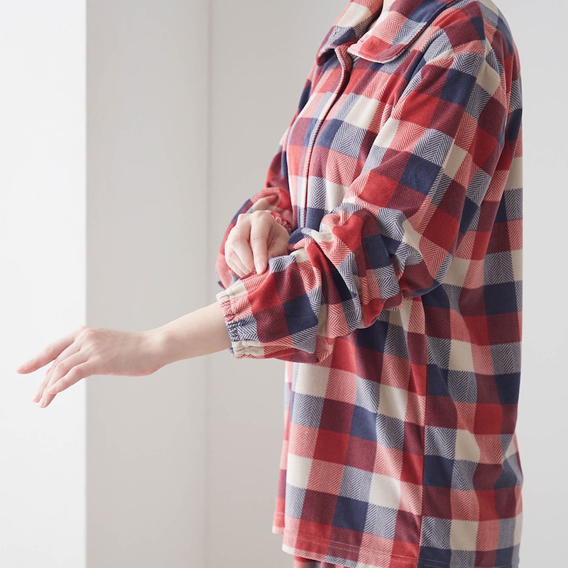 袖口はゴム入りで腕まくりもしやすい