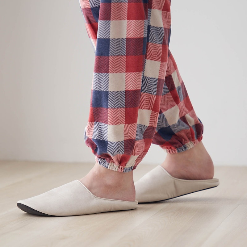 裾ゴム仕様で床につかずに快適