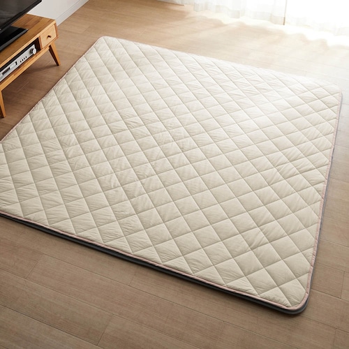 置くだけでずれにくい綿素材のキルトラグ付き厚敷きラグ