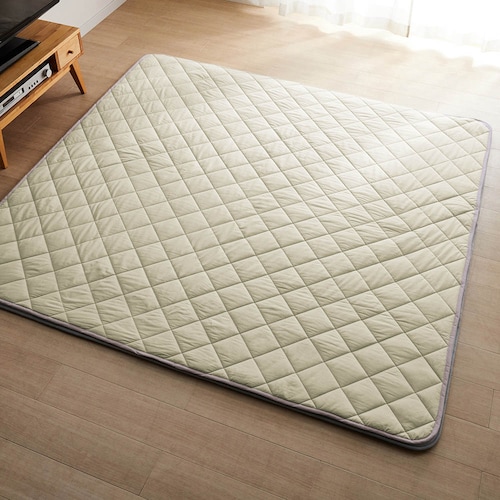 置くだけでずれにくい綿素材のキルトラグ付き厚敷きラグ