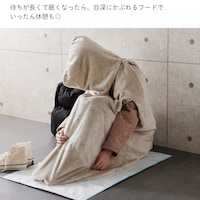待ちが長くて眠くなったら、目深にかぶれるフードでいったん休憩も◎