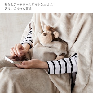 袖なしアームホールから手を出せばスマホの操作も簡単
