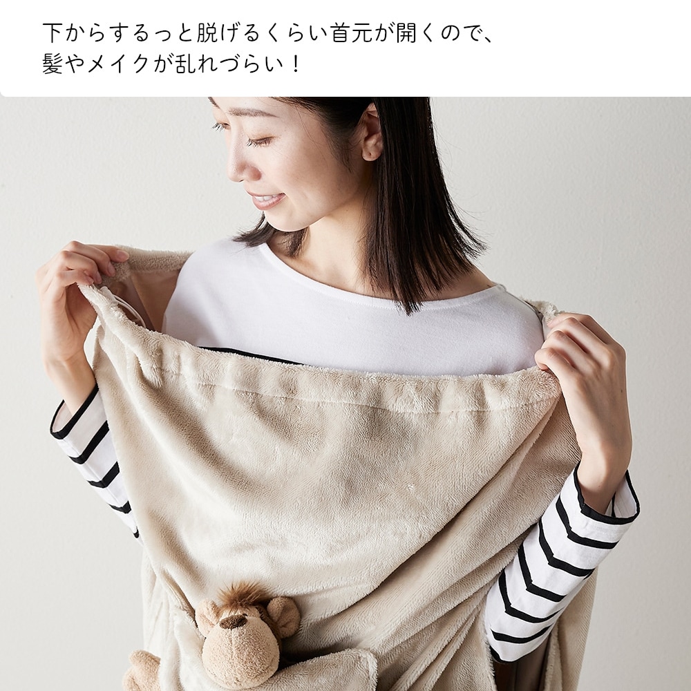 下からするっと脱げるくらい首元が開くので、髪やメイクが乱れづらい！