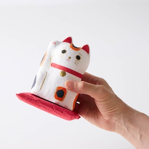 座布団と一番大きな招き猫がマグネットでくっつきます
