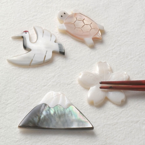 素材の色をそのまま生かした貝細工の箸置き 【お正月】