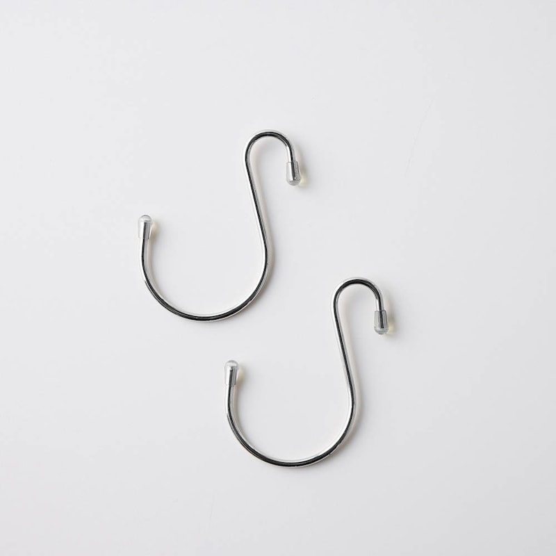 掛けるものを傷つけにくいように、先端はキャップでカバーしています