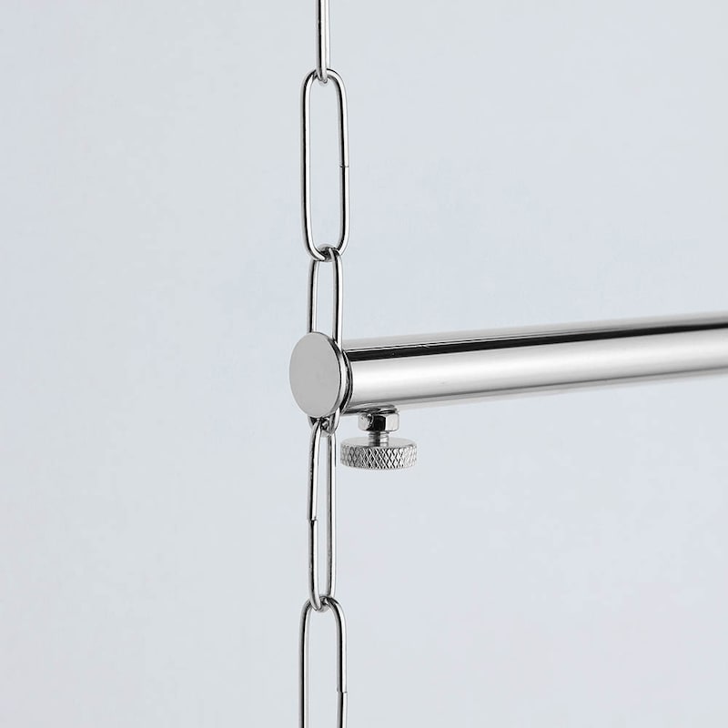 伸縮バーはネジ式取付で、掛けるものの高さに合わせてチェーンごとに高さ調節可能