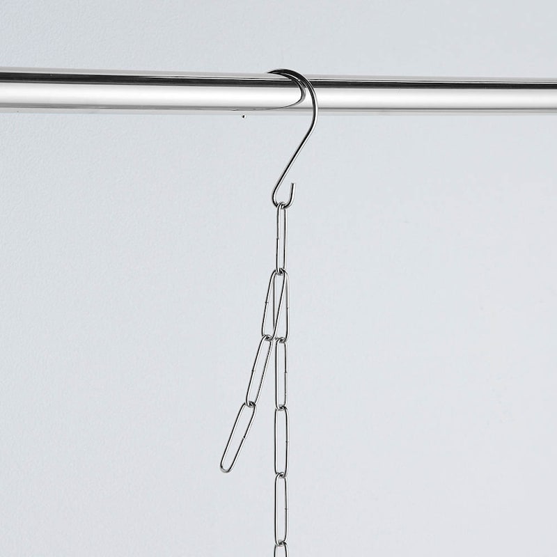 フックの掛ける箇所を変えれば、チェーンの長さ調節も可能