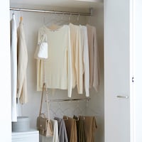 上段にはトップス、下段にはボトムスと種類を分けて掛けて、コーディネートもしやすく
