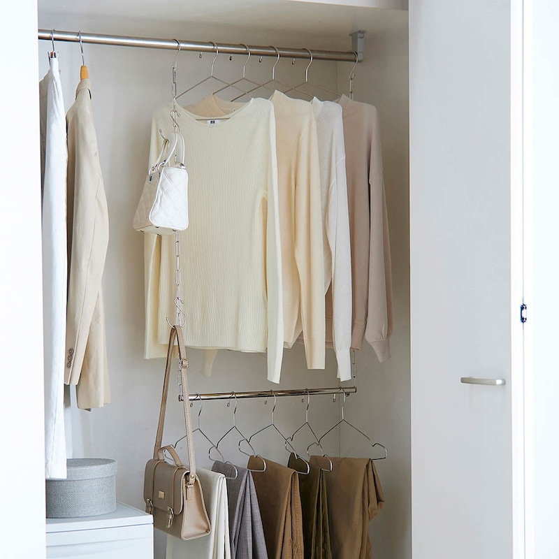 上段にはトップス、下段にはボトムスと種類を分けて掛けて、コーディネートもしやすく