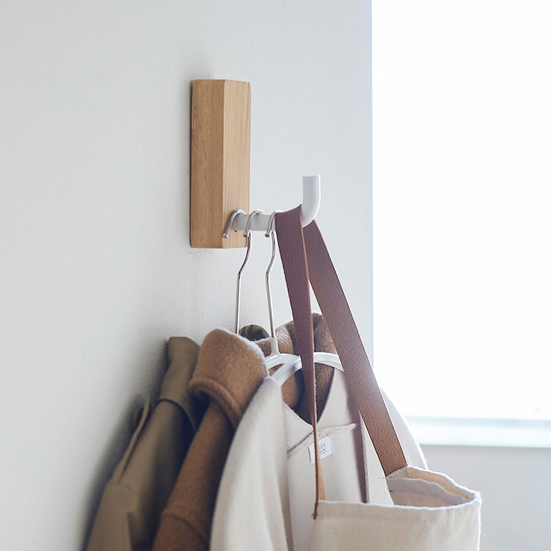 フックが長いので鞄やアウターなど複数引っ掛けられる