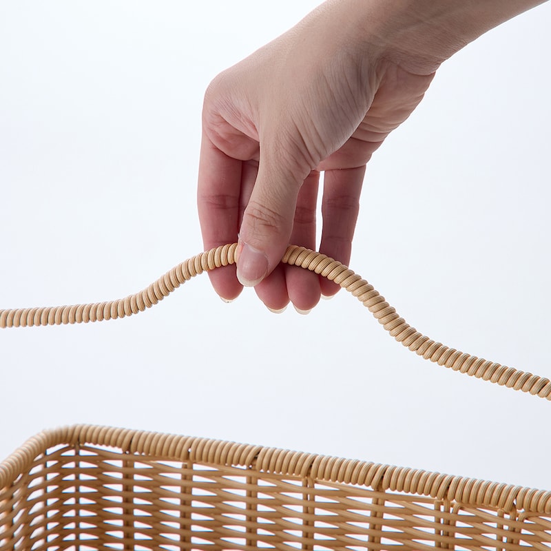 壁への取り付け時に、引っ掛けやすい持ち手形状