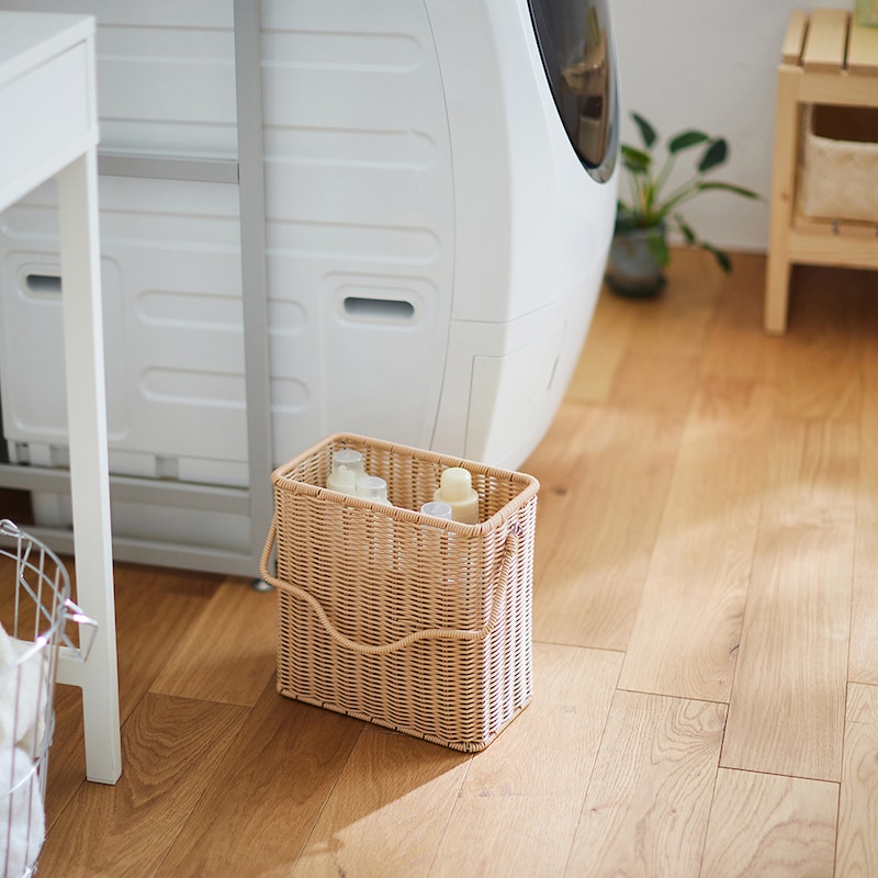 掃除道具のボトルやスプレーを、目隠ししてすっきり収納