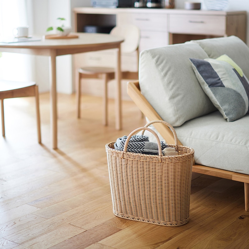 ナチュラル・M／ソファー横でブランケットなどを収納しても