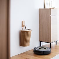 お掃除ロボットが通れる高さに、壁へ取り付け可能