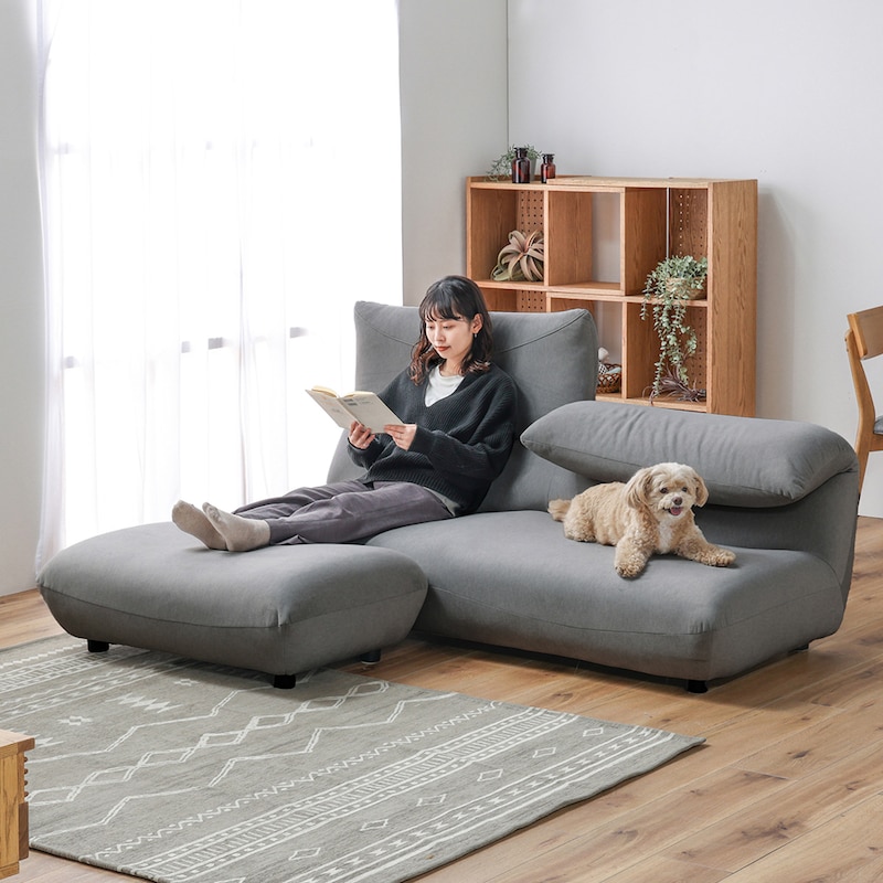 付属のオットマンはスツールとして使用したり、自由なスタイルでくつろげます。/スモーキーグレー