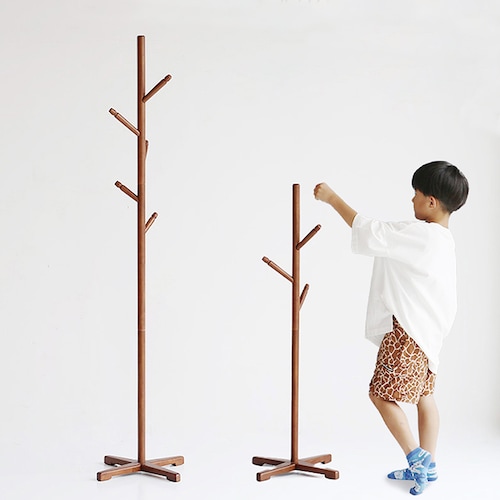 子ども・大人用に高さが変えられるポールハンガー