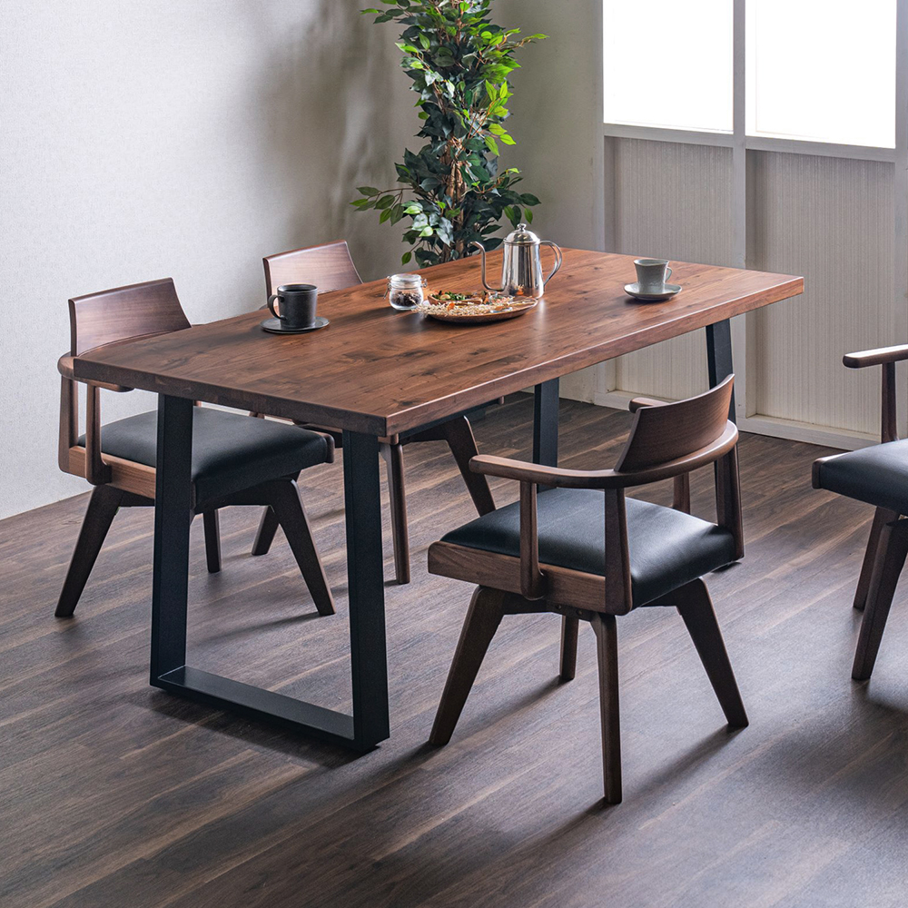 【ベルメゾン】厚みを持たせたウォルナット材天板のダイニングテーブル