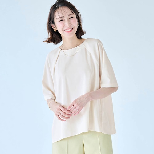 きれいな白が続くタック使いブラウス【撥水】