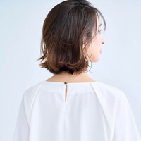 バックにもタック入りで立体感を演出