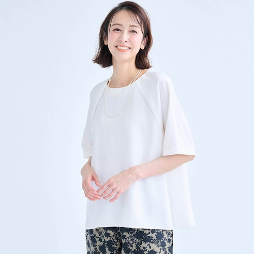 きれいな白が続くタック使いブラウス【撥水】