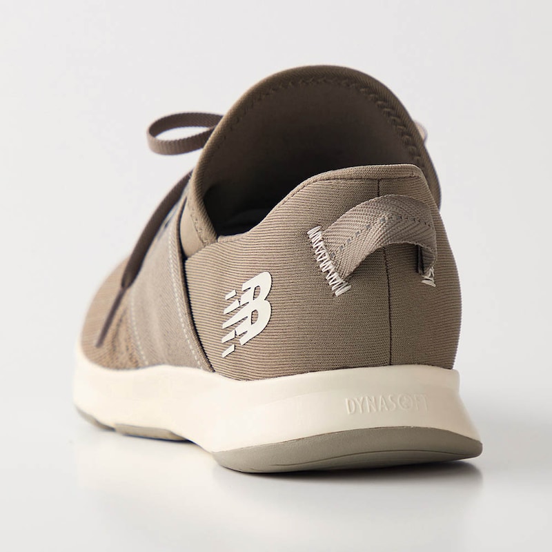 DynaSoftミッドソールとメモリインソールがソフトな履き心地を実現