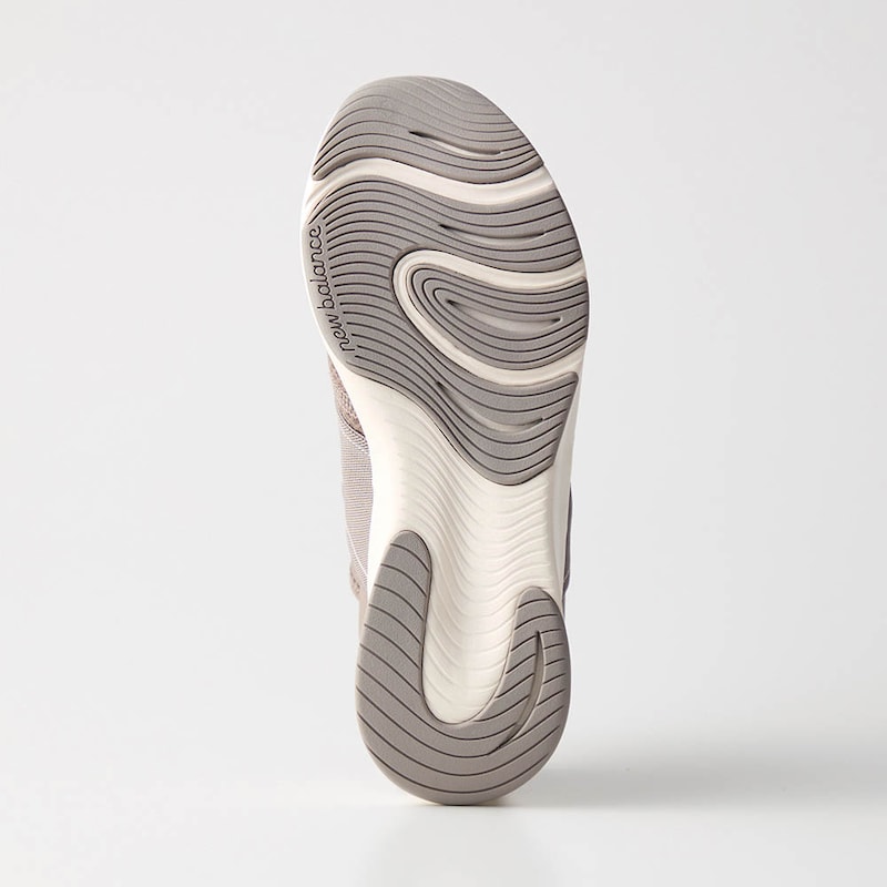 接地量の多い範囲にラバーアウトソールを配置することで耐久性を確保