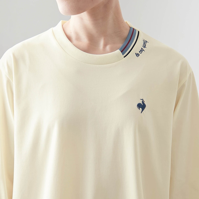 左襟にラインとブランドロゴ入り