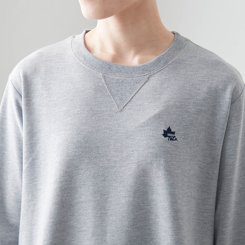 胸元にブランドロゴの刺繍を施したシンプルなデザイン