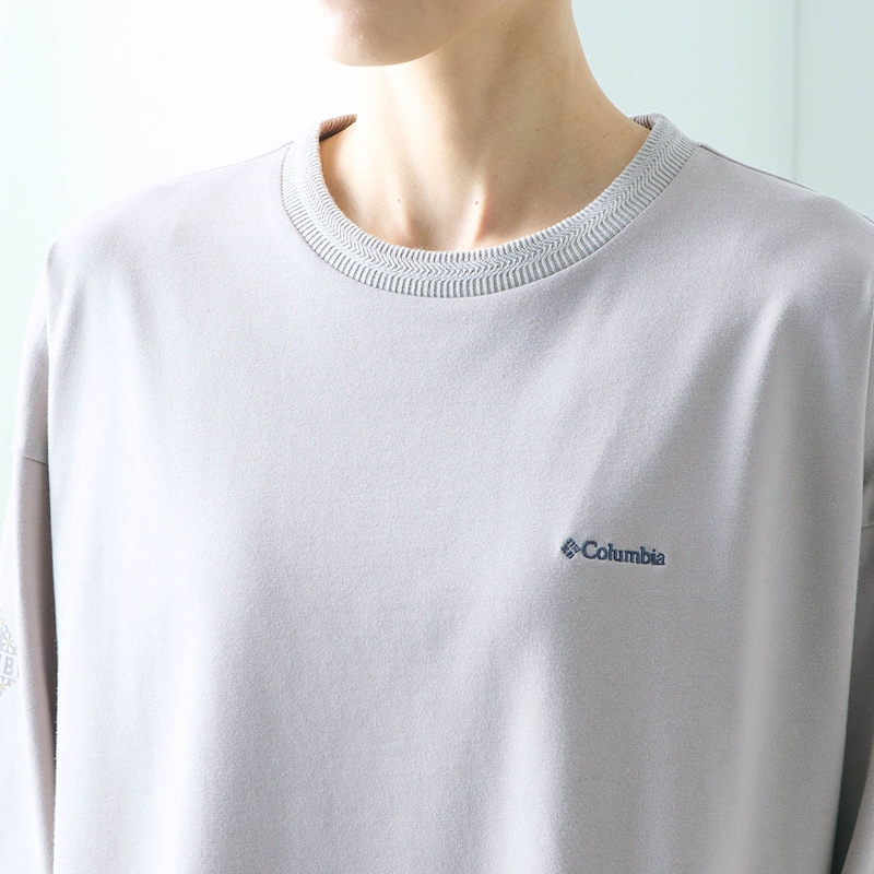 ネックラインにもデザインを施しアクセントに