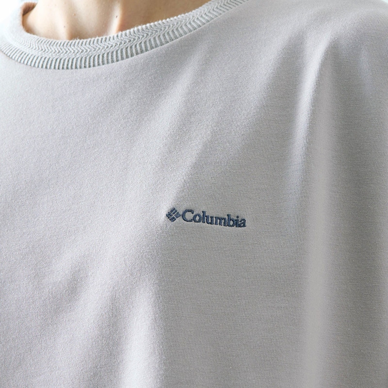 胸元にブランドロゴ刺繍もポイント