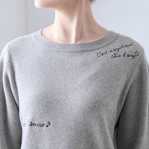 散りばめられたロゴ刺繍がアクセントに