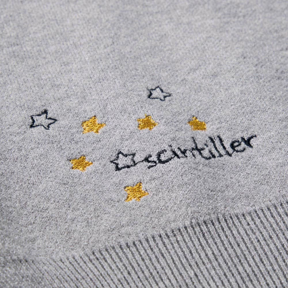 右裾にもさりげないロゴ刺繍