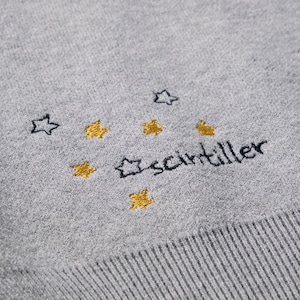 右裾にもさりげないロゴ刺繍