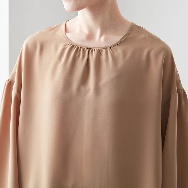 襟元のギャザーがさりげないアクセントに