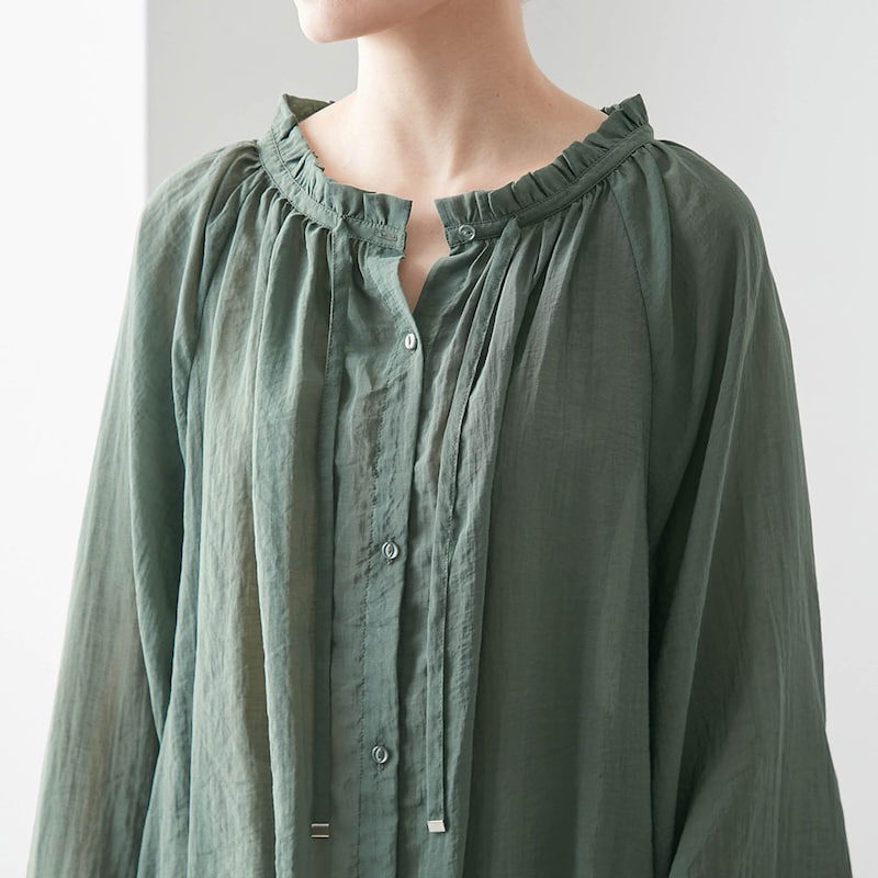 リボンをほどいてスキッパー開きで着用しても◎