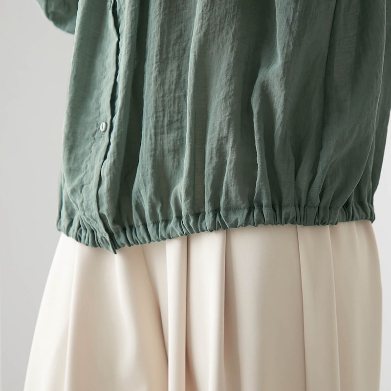 裾はゴム入りで自然にブラウジング