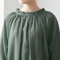 ギャザーの華やかさが引き立つシンプルな着こなしも◎